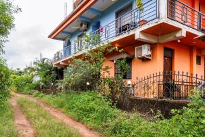 a house on the side of a dirt road at Last Minute Trip Hostel Morjim in Morjim