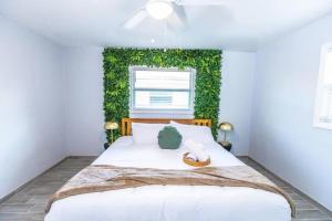 a bedroom with a bed with a green wall at Fenced backyard, near Downtown in Sarasota