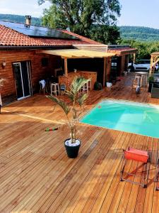 Bazén v ubytovaní Maison en bois , plein pieds,piscine privative alebo v jeho blízkosti