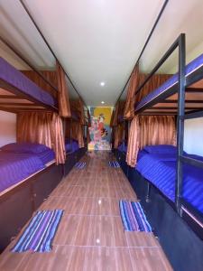 een kamer met 2 stapelbedden in een bus bij Pai circus hostel in Pai