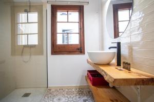 ein Badezimmer mit einer weißen Schüssel auf einer Holztheke in der Unterkunft 42enf1060 - Authentic &Centric Barcelonian 2BR flat in Barcelona