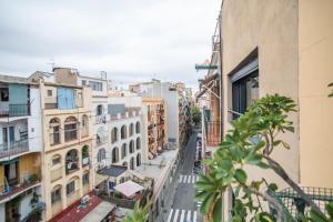 42enf1060 - Authentic &Centric Barcelonian 2BR flat في برشلونة: اطلاله على شارع المدينه بالمباني