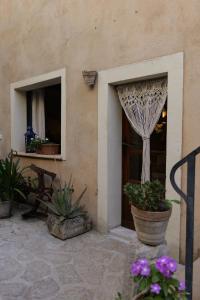 a patio with potted plants in front of a building at Townhouse Sa Casa in Sineu