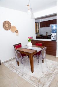 einen Esstisch und Stühle in der Küche in der Unterkunft Pridelands Homes in Nairobi