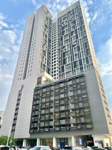un edificio alto con coches estacionados frente a él en Chambers luxury suites KLCC en Kuala Lumpur