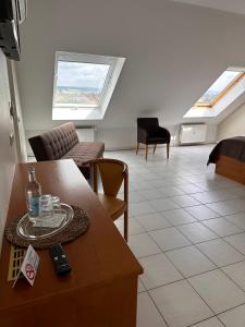 een woonkamer met een tafel en stoelen en een raam bij Hotel Café Nahetal - Hotel garni in Gensingen