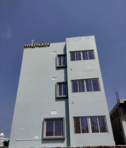 een wit gebouw met zonnepanelen erop bij TITILI PLAZA in Puri