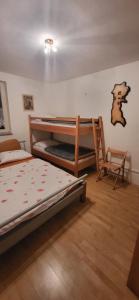 StražaにあるApartma Ob Krkiのベッドルーム1室(二段ベッド2台、椅子付) +30枚の写真