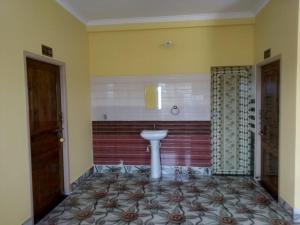 een badkamer met een wastafel en een toilet. bij TITILI PLAZA in Puri