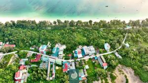 eine Luftansicht eines Resorts in der Nähe des Ozeans in der Unterkunft Coto Island Beach Village Homestay in Dao Co To