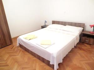 A bed or beds in a room at Apartments Toncic