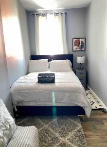 Private Comfy Room in Trendy Bed-Stuy في بروكلين: غرفة نوم بسرير كبير مع نافذة