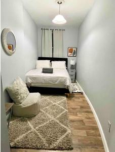 Private Comfy Room in Trendy Bed-Stuy في بروكلين: غرفة نوم فيها سرير وكرسي