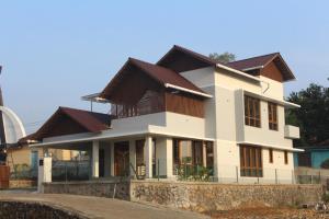 una casa con una valla delante de ella en Grace villa, en Piravam