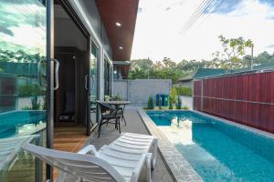 Casa con piscina con sillas y mesa en N&D Poolvilla (1, 2, 3, 4), en Ao Nang Beach