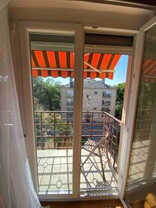 vistas a un balcón con ventana abierta en Entire Apartment in the City, en Dunaújváros