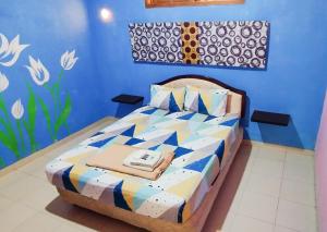 A bed or beds in a room at Azifa inn solo near RS JIH Solo