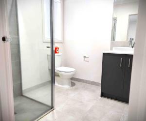 WindermereLucas One 2-bedroom apartment NBN Pets的带淋浴、马桶和水槽的浴室