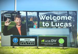 Lucas One 2-bedroom apartment NBN Pets的证书、奖牌、标识或其他文件