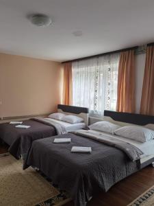 Giường trong phòng chung tại Apartmani Jaguzović