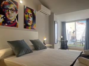 - une chambre avec un lit orné d'une peinture murale dans l'établissement Mercado Central Apartments, à Valence