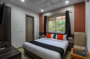 Collection O Hotel Shyam房間的床