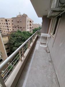 einen Balkon mit einem Stuhl auf einem Gebäude in der Unterkunft شقة مستوى فندقى المهندسين للعائلات فقط in Kairo