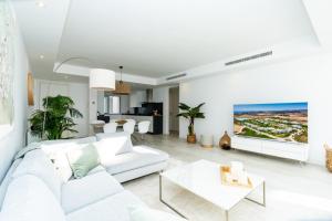 EsteponaAL-1112 2 Bed Alcazaba Lagoon的白色的客厅配有白色的沙发和桌子