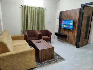 TV a/nebo společenská místnost v ubytování Hotel Bulande Comforts 1 Bhk Flat Manyata Tech Park