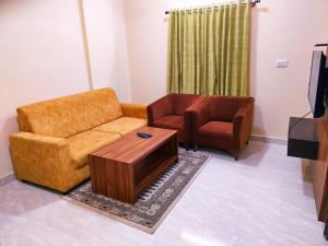 Posezení v ubytování Hotel Bulande Comforts 1 Bhk Flat Manyata Tech Park