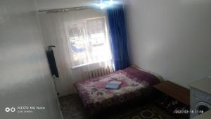 ein kleines Zimmer mit einer Bank vor einem Fenster in der Unterkunft 1 комнатные апартаменты возле ст. метро Москва in Almaty