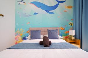 Un pat sau paturi într-o cameră la Legoland Fun- Hostahome Suites at D'Pristine Residence
