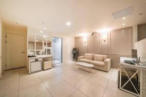 Kuchyň nebo kuchyňský kout v ubytování HOTEL STAY AYANA DAEJEON