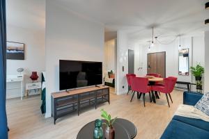 TV a/nebo společenská místnost v ubytování SCALA City Center by Downtown Apartments