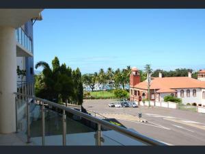 Blick auf eine Straße vom Balkon eines Gebäudes in der Unterkunft Marina Views On Melton | 107/3 Melton Terrace Townsville in Townsville