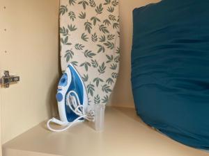 una plancha azul sentada en una mesa junto a una cama en ToPlay! en Turín