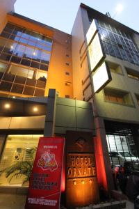 um sinal de hotel orrade em frente a um edifício em Hotel Ornate em Daca