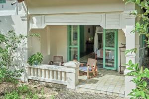 una casa con portico con due sedie di Poulo Condor Boutique Resort & Spa a Con Dao