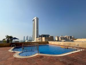 Bazén v ubytování Elegant 1BR with Sea View near Barasti Beach Club nebo v jeho okolí