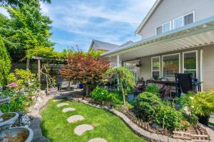 un jardín frente a una casa en share place to stay en Langley