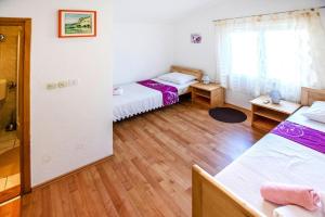 Pokój z 2 łóżkami i lustrem w obiekcie Apartment in Seline near the sea with seaview w mieście Starigrad-Paklenica