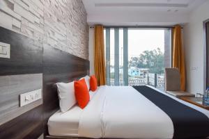 Collection O Hotel Shyam房間的床