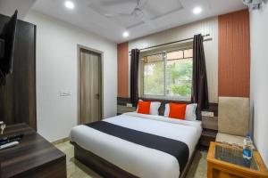 Ένα ή περισσότερα κρεβάτια σε δωμάτιο στο Collection O Hotel Shyam