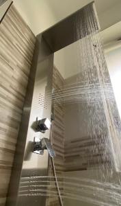 y baño con ducha y cabezal de ducha. en ToPlay! en Turín