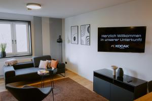 ロイトリンゲンにあるKOCAK - Exklusives Apartment in Zentrumsnäheのリビングルーム(ソファ、テーブル付)
