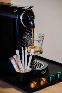 een koffiezetapparaat giet koffie in een kom bij KOCAK - Exklusives Apartment in Zentrumsnähe in Reutlingen