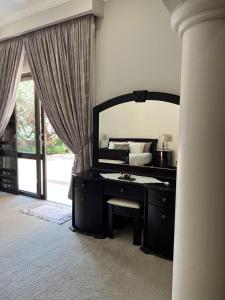 Ένα ή περισσότερα κρεβάτια σε δωμάτιο στο Letsatsing Lodge