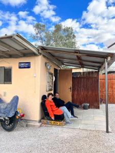 Um homem e uma mulher sentados num barracão. em Chen in Ezuz em ‘Ezuz