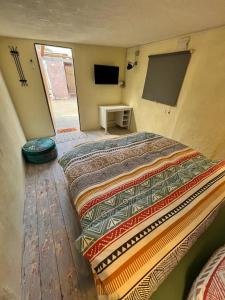 1 dormitorio con 1 cama grande en una habitación en Chen in Ezuz en ‘Ezuz