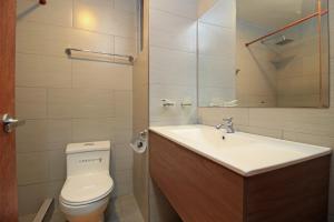 La salle de bains est pourvue d'un lavabo, de toilettes et d'un miroir. dans l'établissement Hostal Plaza by Elvita, à Baños